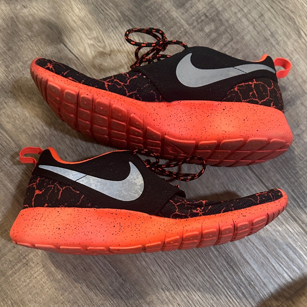 Nike Kids Black and Orange Sneakers 6Y - Picture 6 of 6